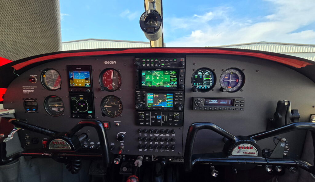 Picture of an airplane Piper PA-28-140 control panel